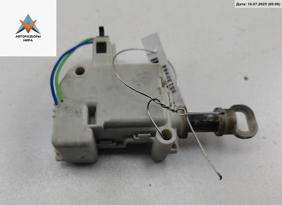 активатор замка багажника Volkswagen Passat B5 1999, 1.9 л., дизель, МКПП, серый, универсал, 3B0959781 - фото №1