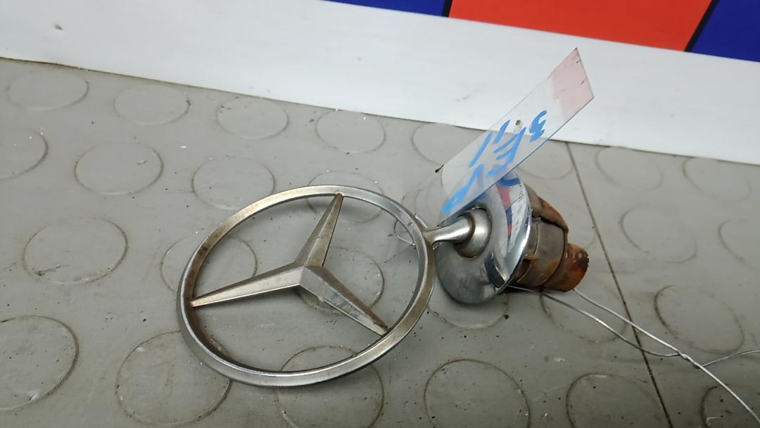 Значок на капот Mercedes-Benz C-Класс W204/S204 2007, 2.2 л., дизель, АКПП, седан - фото №1