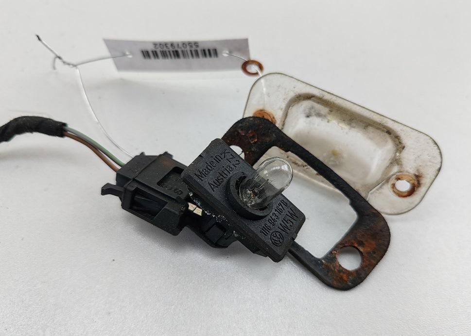 подсветка номера Volkswagen Golf 3 поколение 1995, 1.6 л., бензин, МКПП, чёрный, хетчбэк 5 дв., 1H0943115B - фото №1