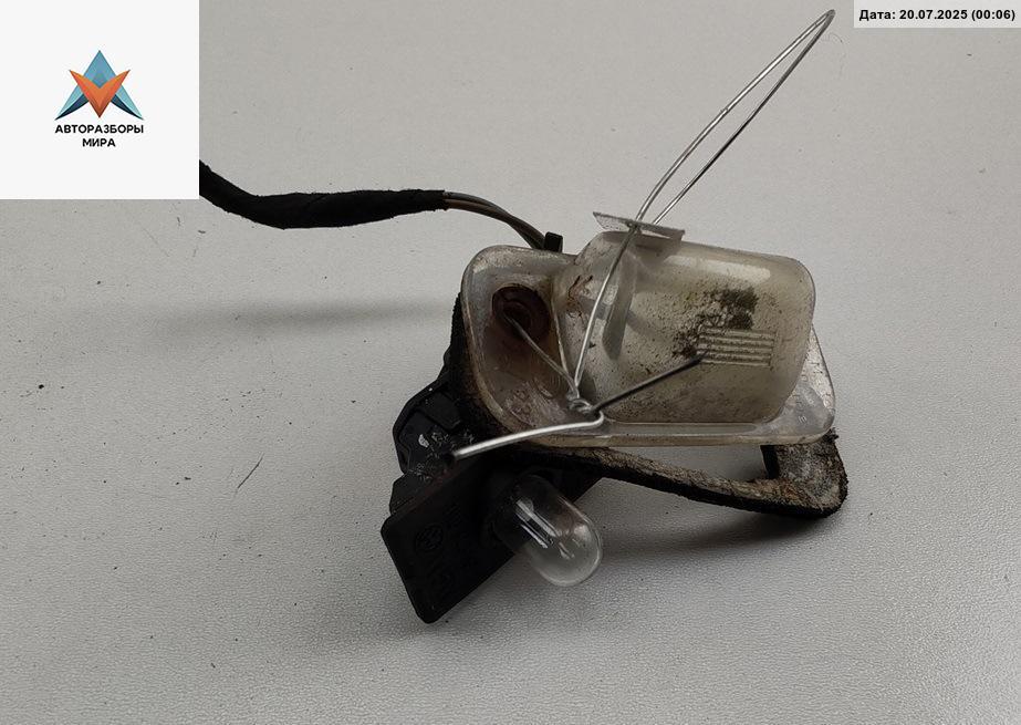 подсветка номера Volkswagen Golf 3 поколение 1995, 1.6 л., бензин, МКПП, чёрный, хетчбэк 5 дв., 1H0943115B - фото №1