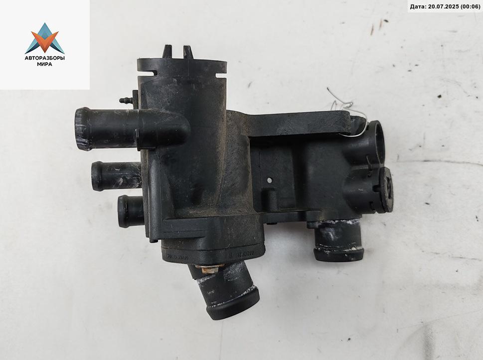 корпус термостата Volkswagen Golf 4 поколение 1998, 1.4 л., бензин, МКПП, чёрный, хетчбэк 5 дв., 032121111 - фото №1