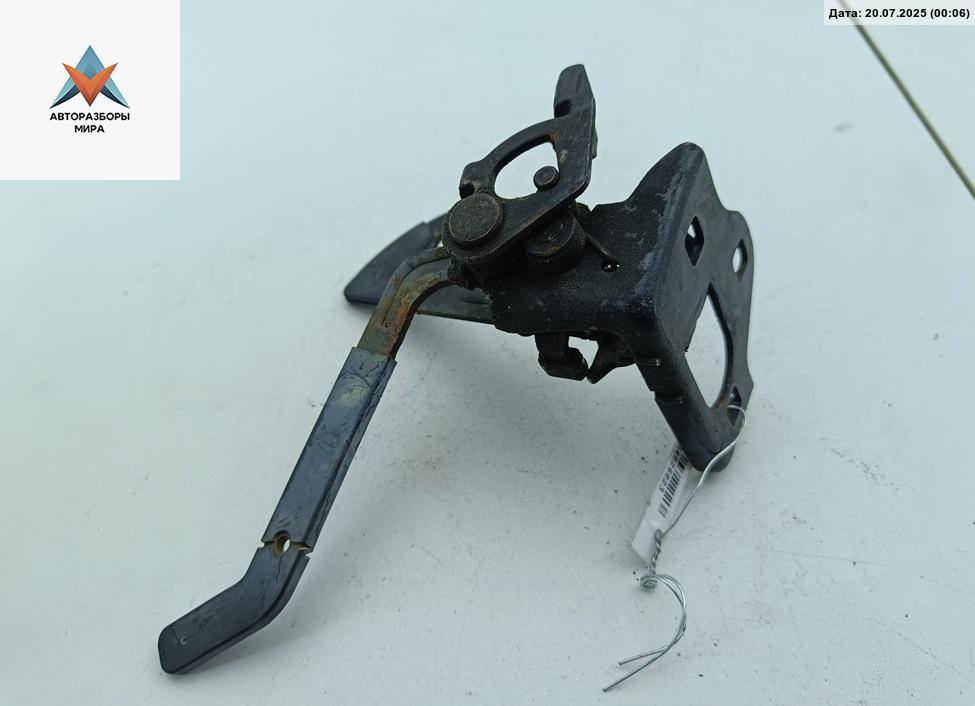 замок капота Skoda Octavia mk2 (A5 1Z) 2004, 2.0 л., дизель, МКПП, серый, хетчбэк 5 дв. - фото №1