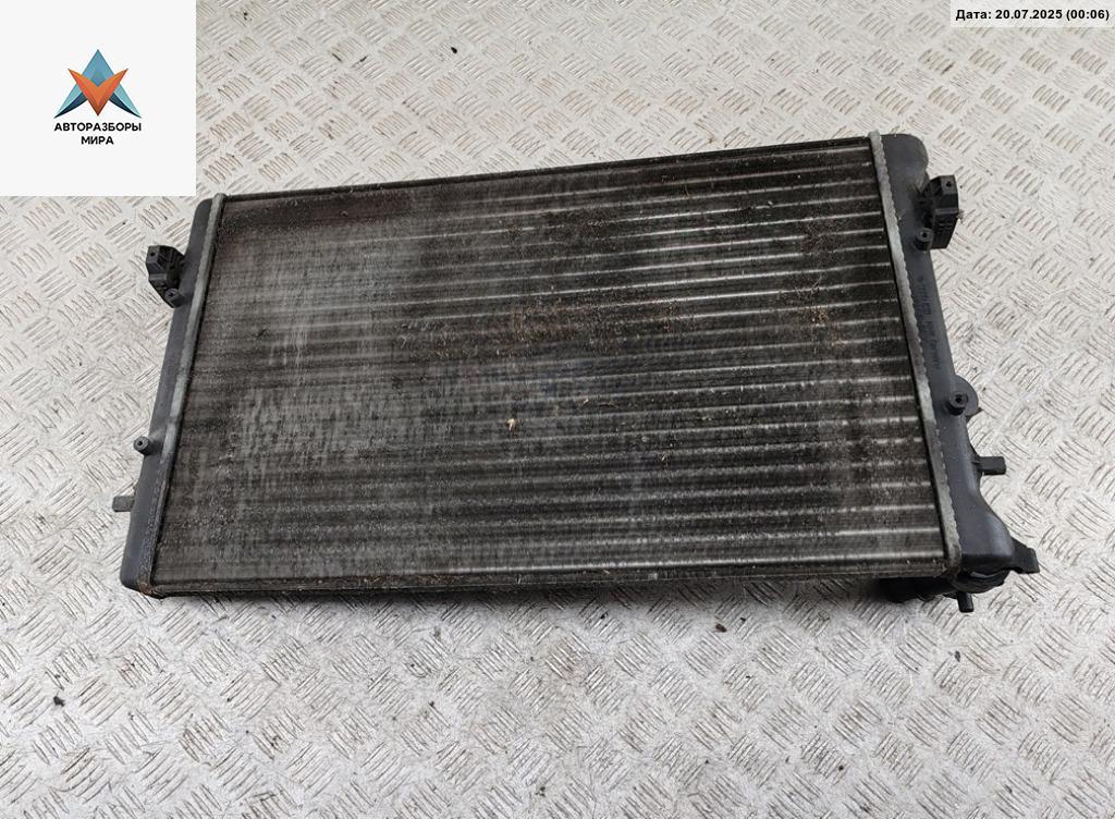 радиатор охлаждения Volkswagen Bora 1 поколение 2000, 1.6 л., бензин, МКПП, красный, седан, 1J0121253N - фото №1