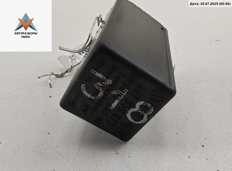 Реле стеклоочистителя (дворников) Audi 100 4A/C4 1992, 2.6 л., бензин, МКПП, чёрный, универсал, 5DS004433 - фото №1