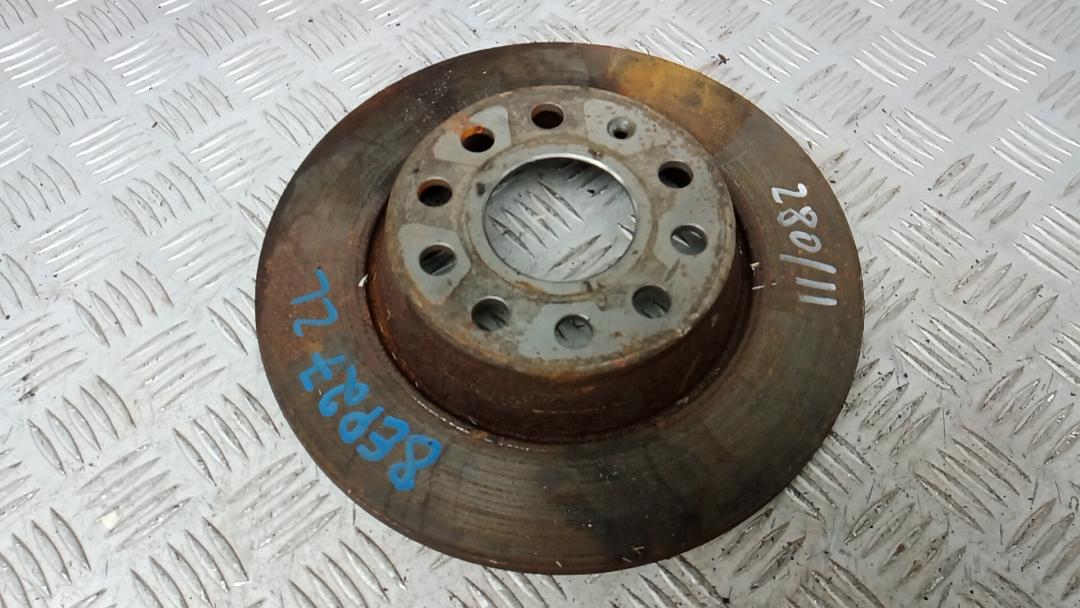 диск тормозной задний Volkswagen Passat B6 2008, 2.0 л., дизель, МКПП, универсал, 5Q0615601G - фото №1