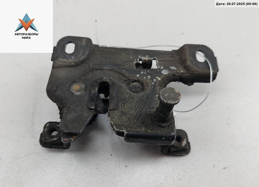 замок капота Audi A4 B5 1995, 1.8 л., бензин, АКПП, красный, седан - фото №1