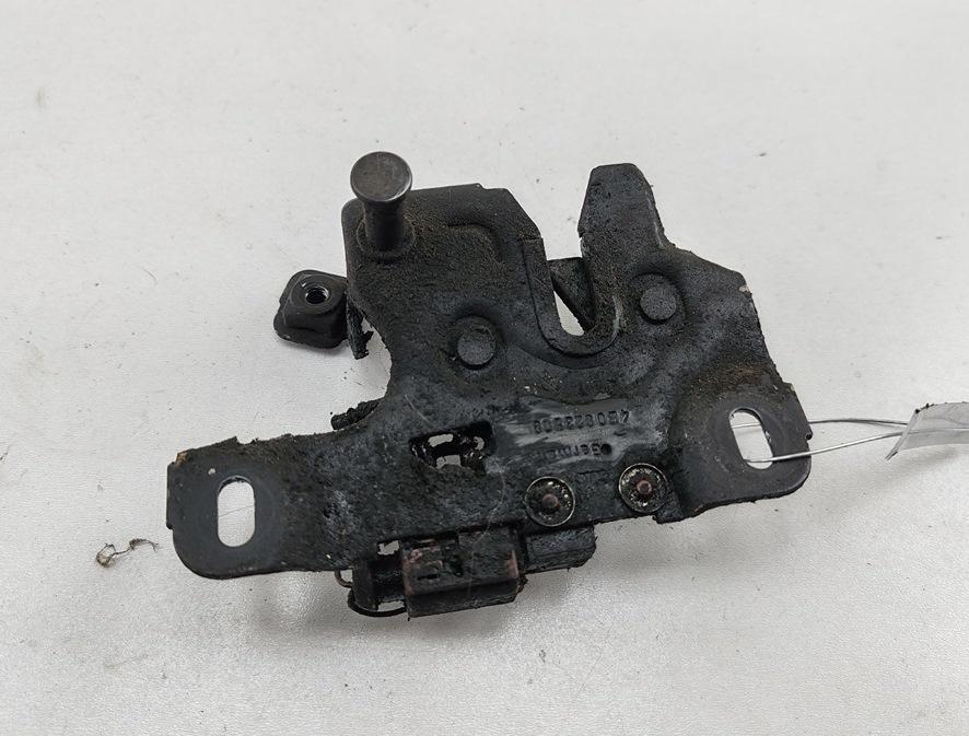 замок капота Audi A6 C5 2002, 2.5 л., дизель, МКПП, серый, универсал, 4B0823509