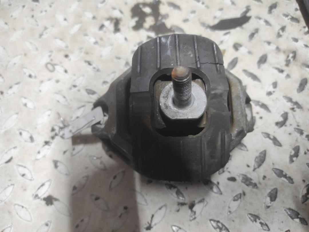 подушка крепления двигателя BMW 5 E60/E61 2004, 2.2 л., бензин, МКПП, чёрный, седан, 6761090