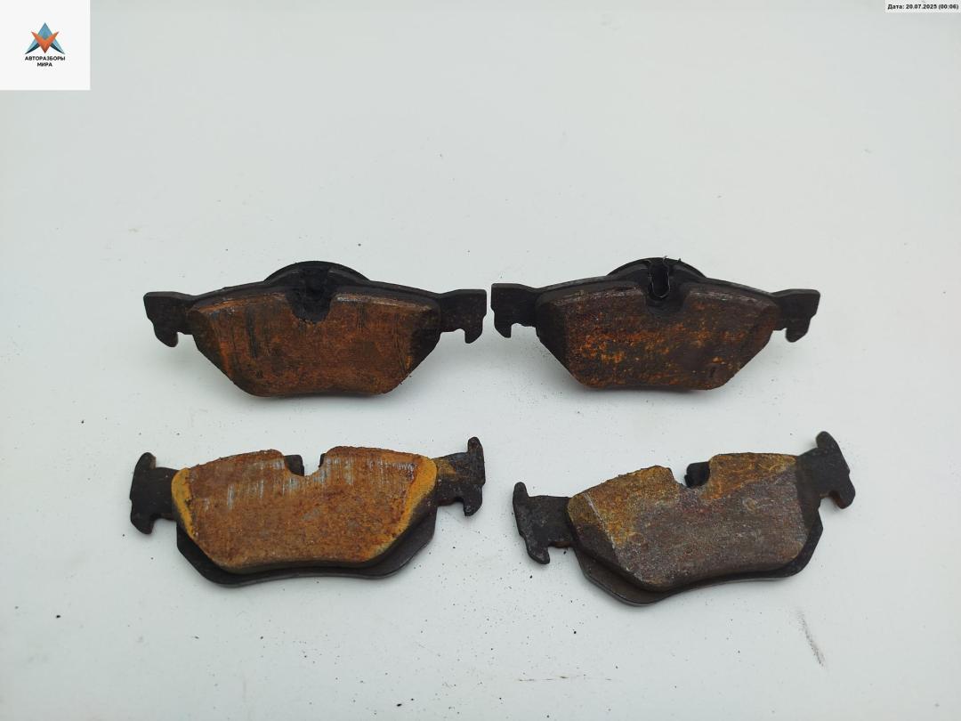 Колодки тормозные задние BMW 3 серия E90/E91/E92/E93 2007, 2.0 л., дизель, МКПП, чёрный, седан - фото №1