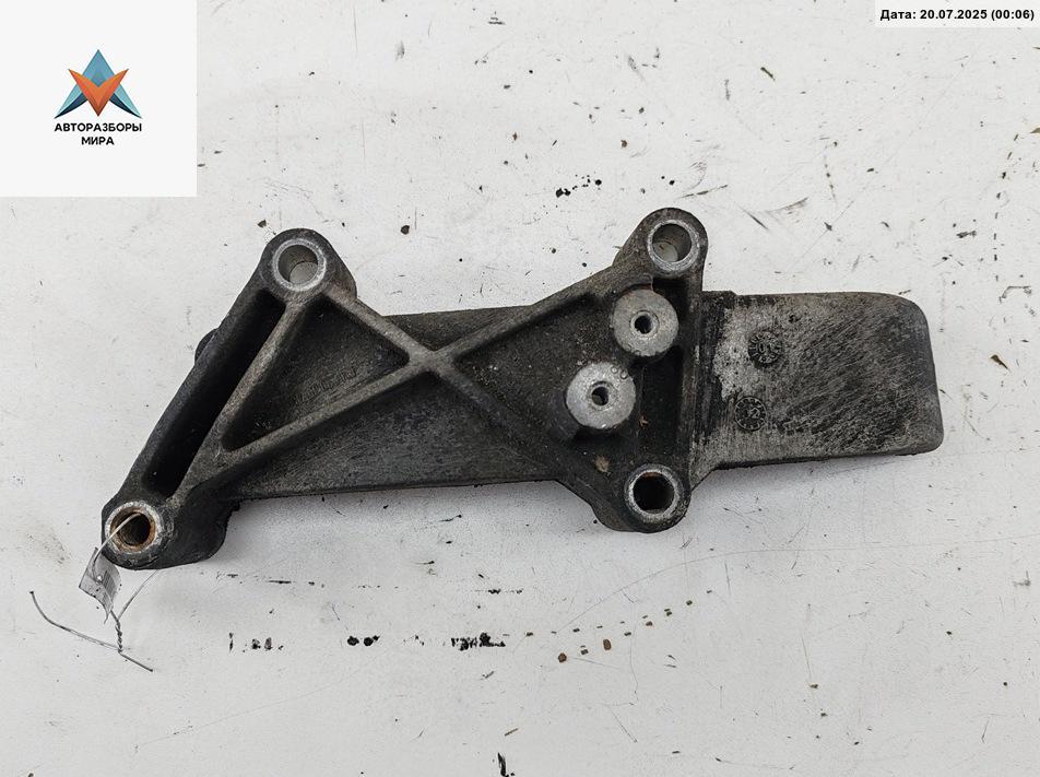 кронштейн двигателя Opel Movano A 2002, 2.5 л., дизель, МКПП, белый, микроавтобус, 8200063118 - фото №1