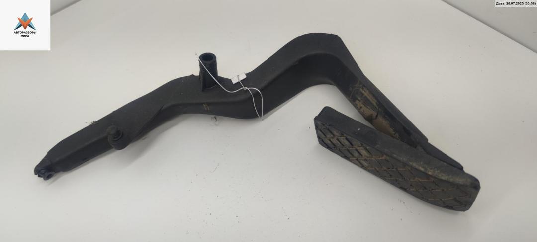 педаль Audi A4 B5 1997, 1.8 л., бензин, МКПП, серый, универсал, 8D1721506H - фото №1