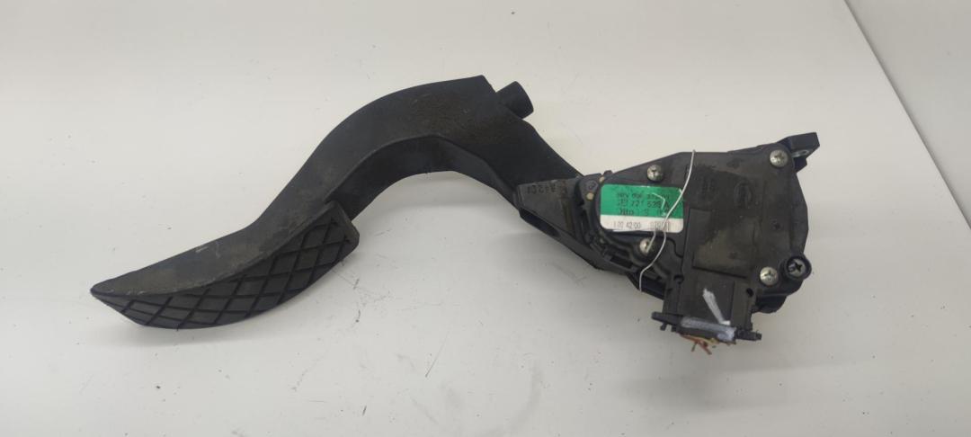 педаль Audi A4 B6 2001, 2.0 л., бензин, МКПП, серый, седан, 8E1721523A