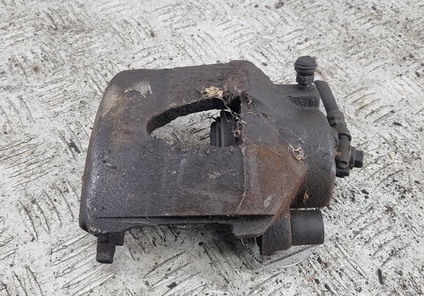 суппорт передний правый Volkswagen Polo 2002, 1.2 л., бензин, МКПП, чёрный, хетчбэк 3 дв.