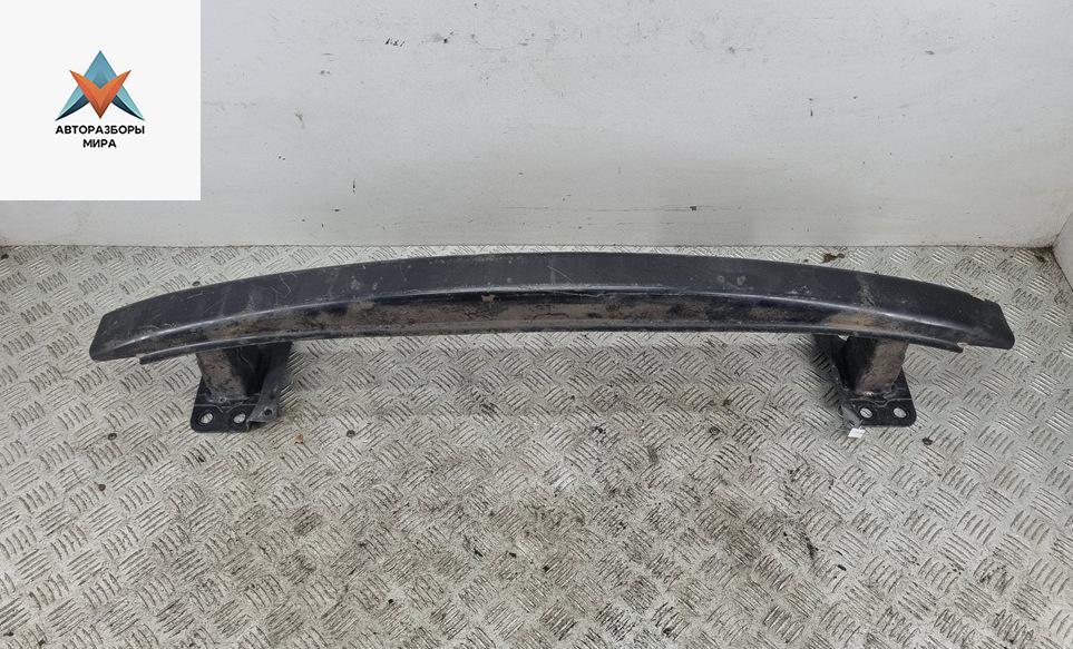 усилитель бампера переднего Volkswagen Polo 4 поколение 2002, 1.2 л., бензин, МКПП, чёрный, хетчбэк 3 дв. - фото №1