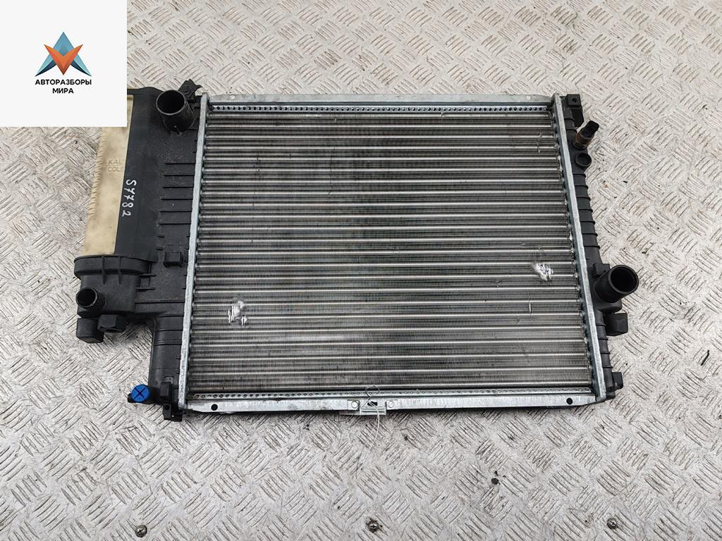 радиатор охлаждения BMW 5 серия E39 1997, 2.0 л., бензин, МКПП, чёрный, седан, 99001213 - фото №1