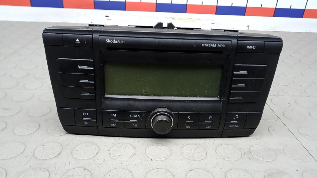 магнитола Skoda Octavia 2 поколение (A5) 2006, 1.9 л., D TDI PD, дизель, МКПП, хетчбэк 5 дв., 1Z0035161C - фото №1