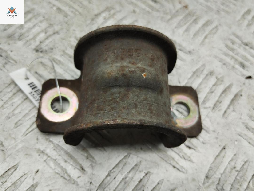 Крепление втулки стабилизатора заднего Ford Mondeo 3 поколение 2002, 2.0 л., дизель, МКПП, серый, универсал, 98AG5B484B - фото №1