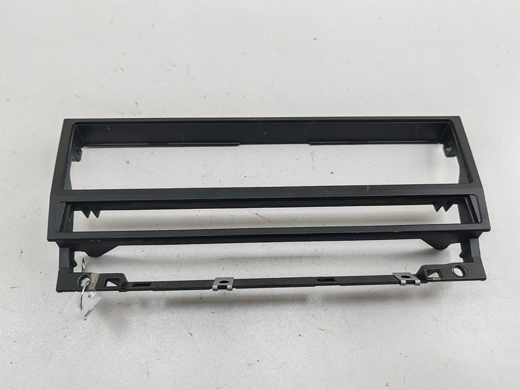 рамка под магнитолу BMW 5 E39 2003, 2.2 л., бензин, МКПП, серый, универсал, 8247302