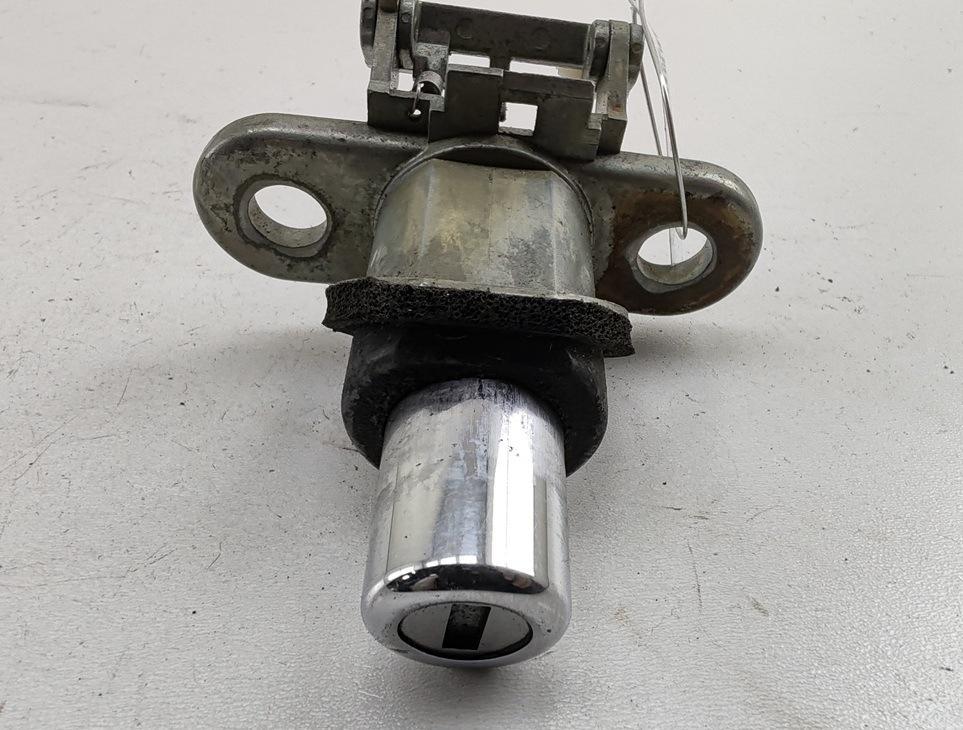 кнопка открытия багажника BMW 3 E36 1994, 1.8 л., бензин, МКПП, чёрный, хетчбэк 3 дв., 1960245