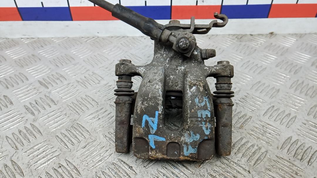 суппорт задний левый Skoda Octavia 3 поколение (A7) 2015, 1.6 л., дизель, МКПП, хетчбэк 5 дв., 5Q0615423A - фото №1