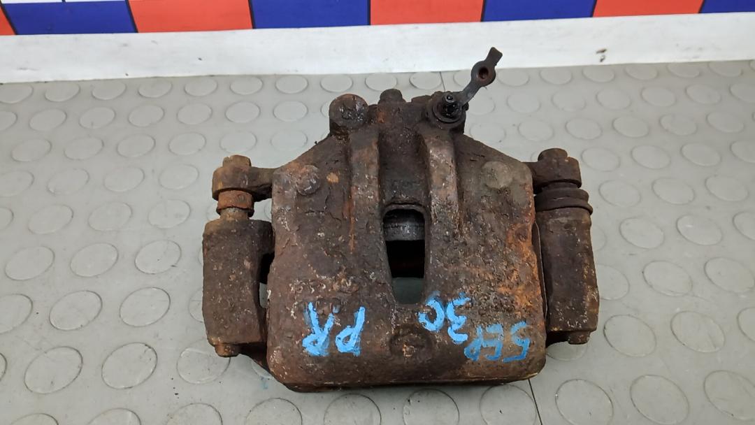 суппорт передний правый Kia Ceed 1 поколение 2009, 1.6 л., дизель, МКПП, хетчбэк 5 дв., 581301H000 - фото №1