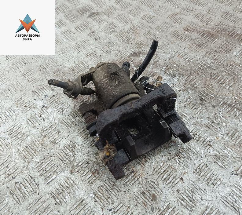 суппорт задний левый Volkswagen Bora 1 поколение 2000, 1.6 л., бензин, МКПП, красный, седан - фото №1