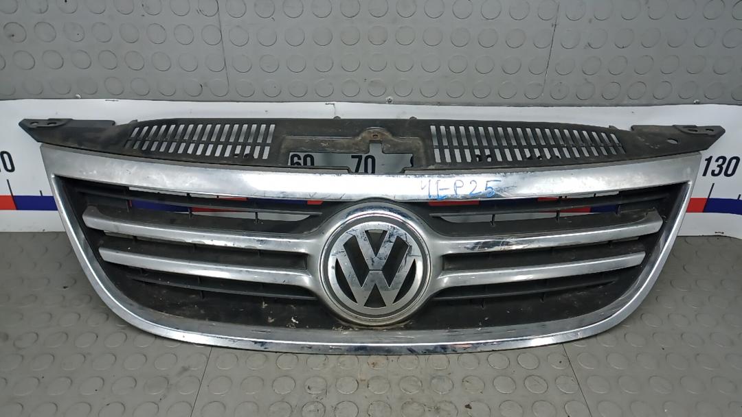 решетка радиатора Volkswagen Tiguan 1 поколение 2010, 2.0 л., дизель, МКПП, внедорожник 5 дв., 5N0853651C - фото №1