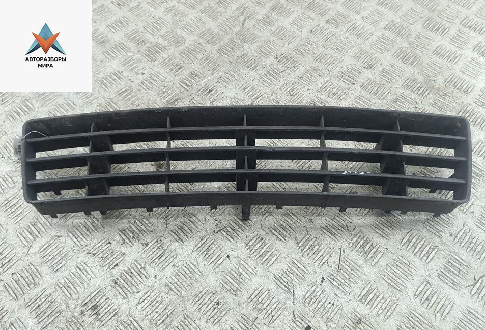 заглушка (решетка) в бампер Audi A6 4B/C5 1998, 2.4 л., бензин, МКПП, серый, седан, 4B0807683F - фото №1