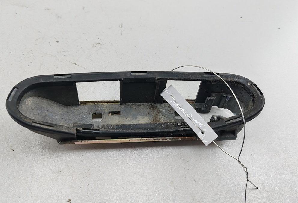 Корпус (держатель) ручки двери передней левой Audi A6 C5 2002, 2.5 л., дизель, МКПП, серый, универсал, 4B1837885A
