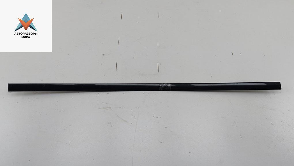 молдинг двери передней левой Audi A6 4B/C5 2000, 2.5 л., дизель, МКПП, чёрный, универсал, 4B0853953A - фото №1