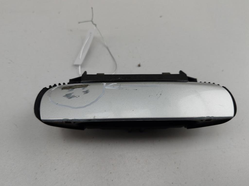 ручка наружная передняя правая Audi A4 B6 2001, 2.0 л., бензин, МКПП, серый, седан, 8E0839207 - фото №1