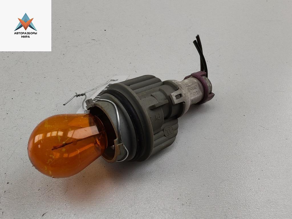 Патрон лампы указателя поворота Audi A4 B5 1995, 1.8 л., бензин, АКПП, красный, седан - фото №1