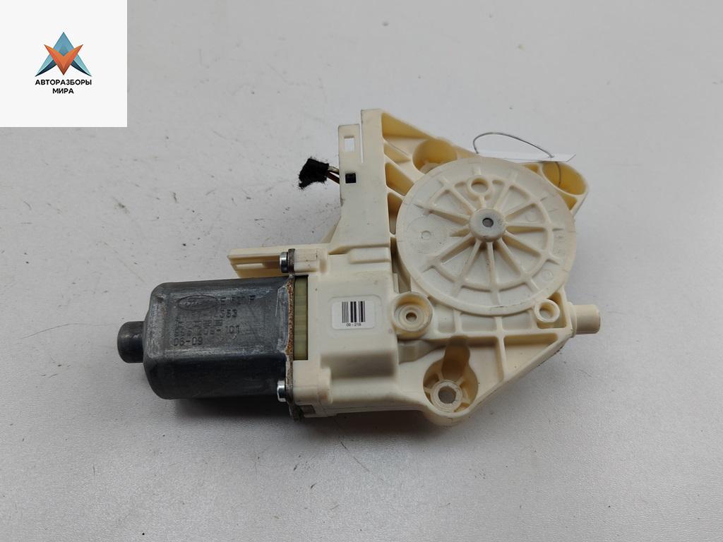 моторчик стеклоподъемника передний правый Ford Focus 2 поколение 2006, 1.6 л., i, бензин, МКПП, чёрный, хетчбэк 5 дв., 0130822216 - фото №1