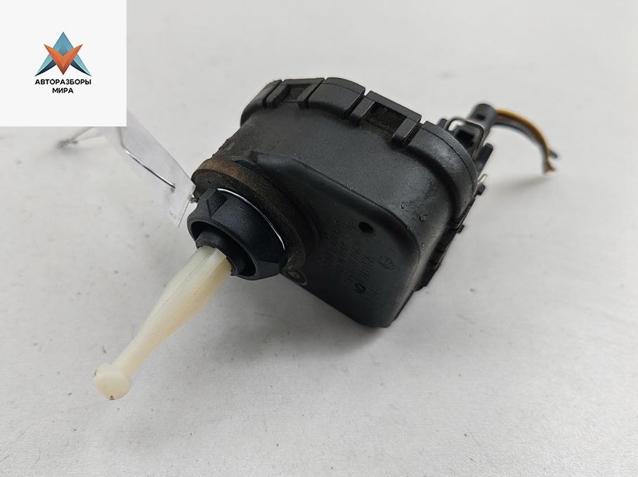 корректор фар Audi A4 B5 1995, 1.8 л., бензин, АКПП, красный, седан, 4D0941295 - фото №1