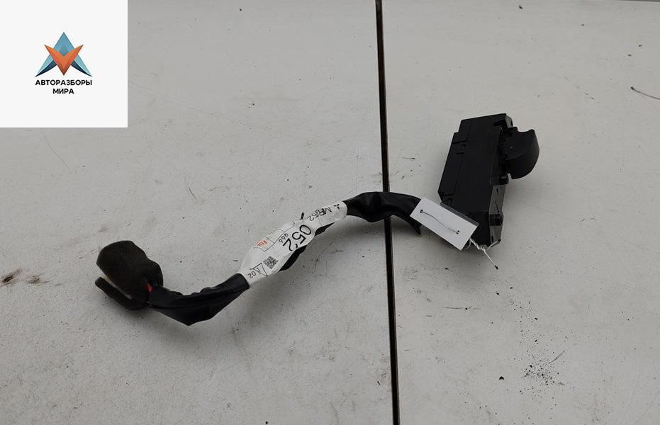 кнопка стеклоподъемника заднего левого Mitsubishi Outlander 1 поколение 2006, 2.0 л., бензин, МКПП, чёрный, внедорожник 5 дв., 8608A107 - фото №1