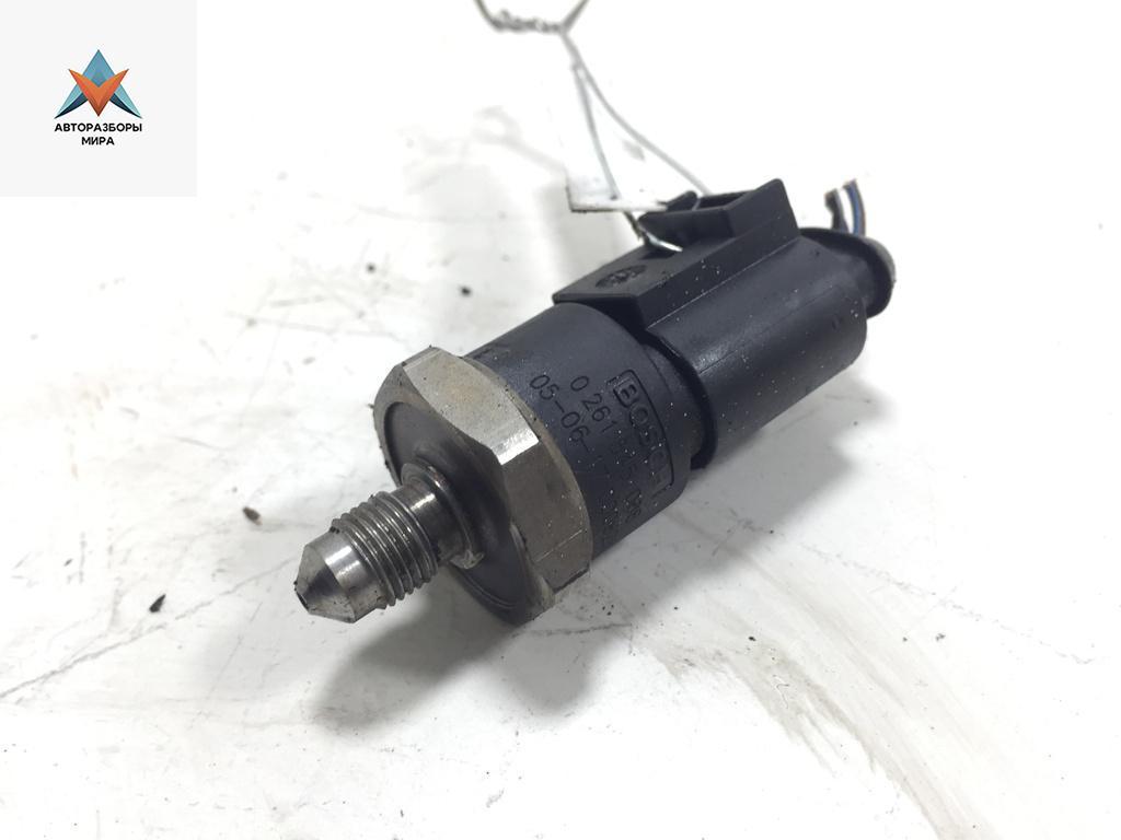 датчик давления топлива Volkswagen Passat B6 2005, 1.6 л., бензин, МКПП, синий, универсал, 06D906051A - фото №1