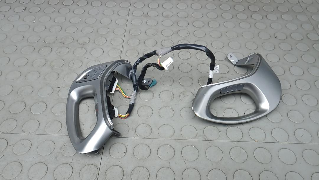 кнопки управления на руле Hyundai ix35 1 поколение 2012, 1.6 л., бензин, МКПП, внедорожник 5 дв., 967002S300SAS, 967002S500SAS - фото №1