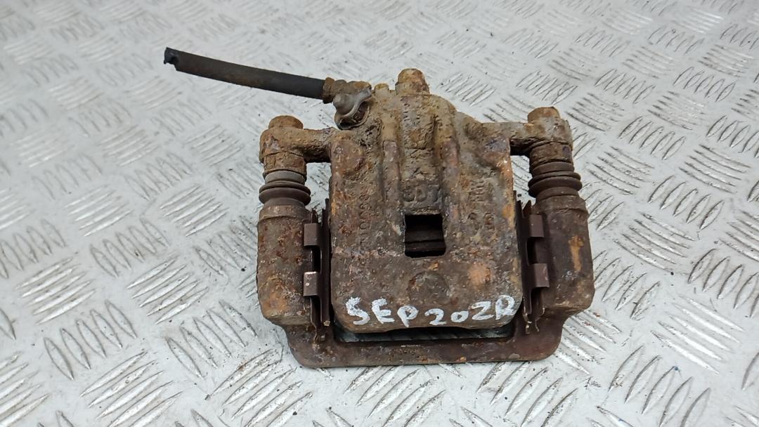 суппорт задний правый Hyundai Tucson 1 поколение 2006, 2.0 л., дизель, МКПП, внедорожник 5 дв. - фото №1