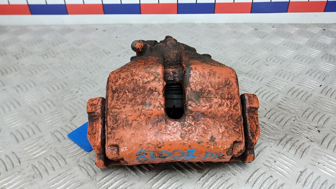 суппорт передний правый Volkswagen Passat B6 2008, 2.0 л., дизель, МКПП, универсал, 1K0615124E - фото №1