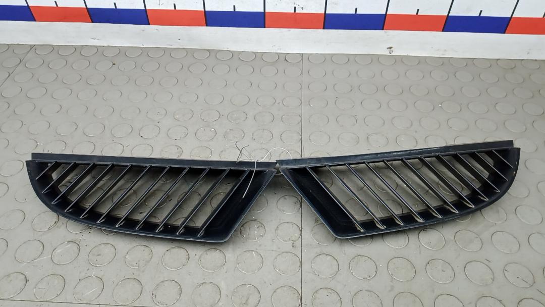 решетка радиатора Mitsubishi Colt 6 поколение (Z20/Z30) 2007, 1.5 л., бензин, МКПП, хетчбэк 5 дв. - фото №1