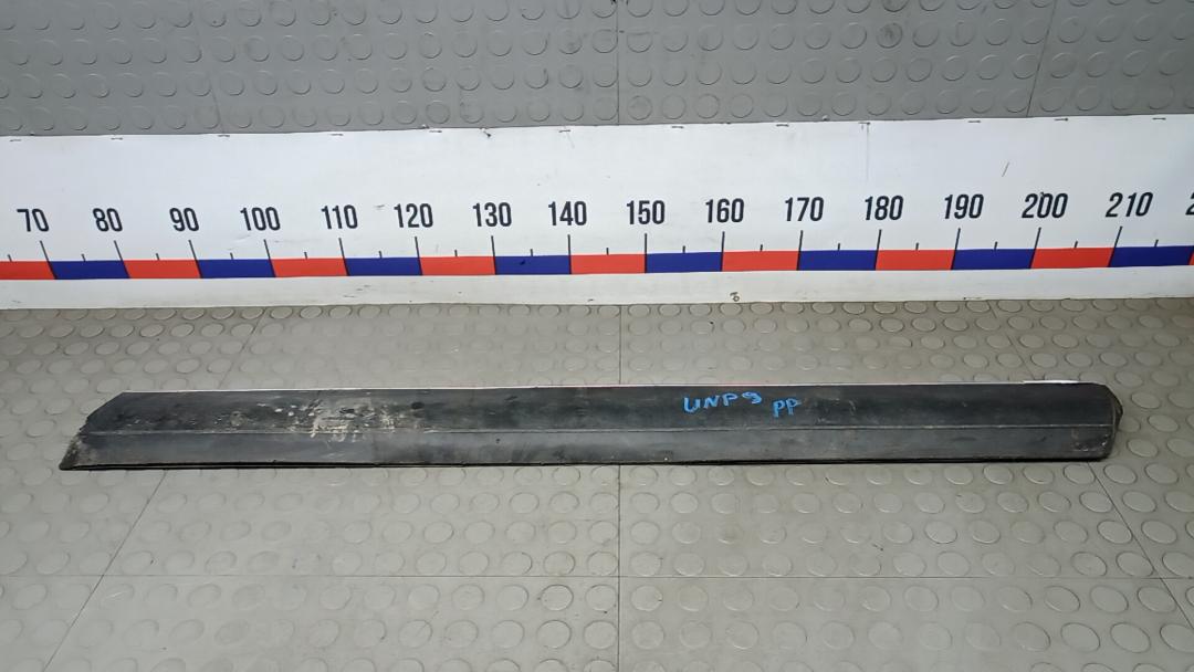 молдинг двери передней правой Volkswagen Touareg 1 поколение 2005, 2.5 л., дизель, АКПП, внедорожник 5 дв. - фото №1