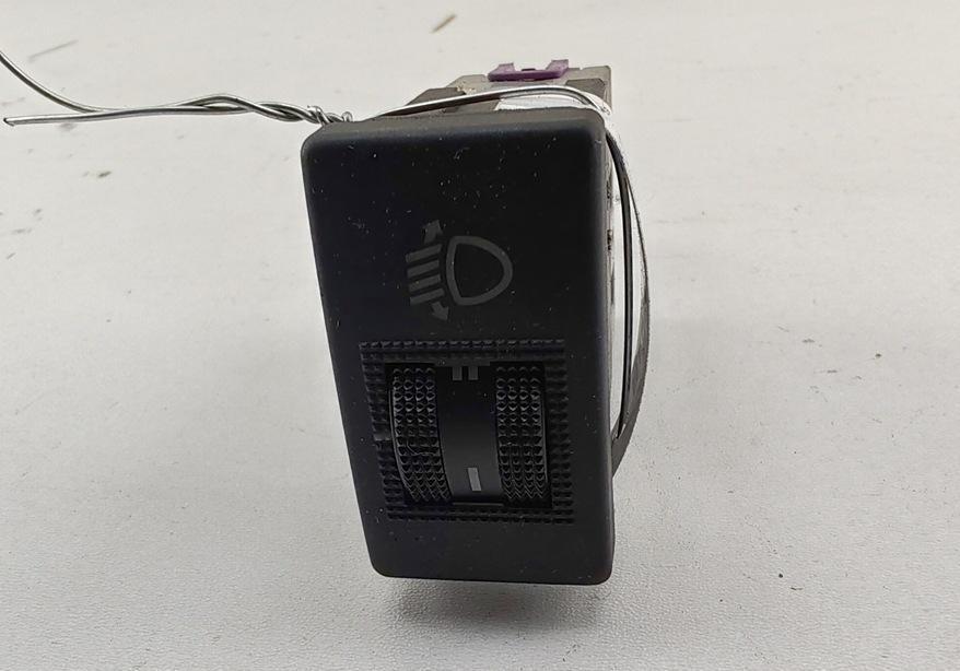 кнопка корректора фар Audi A4 B5 1998, 1.6 л., бензин, МКПП, красный, седан, 8D0941301