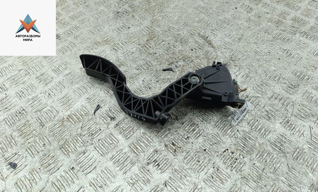 педаль Audi A6 4B/C5 1999, 2.4 л., бензин, АКПП, чёрный, универсал, 8D1723523H - фото №1