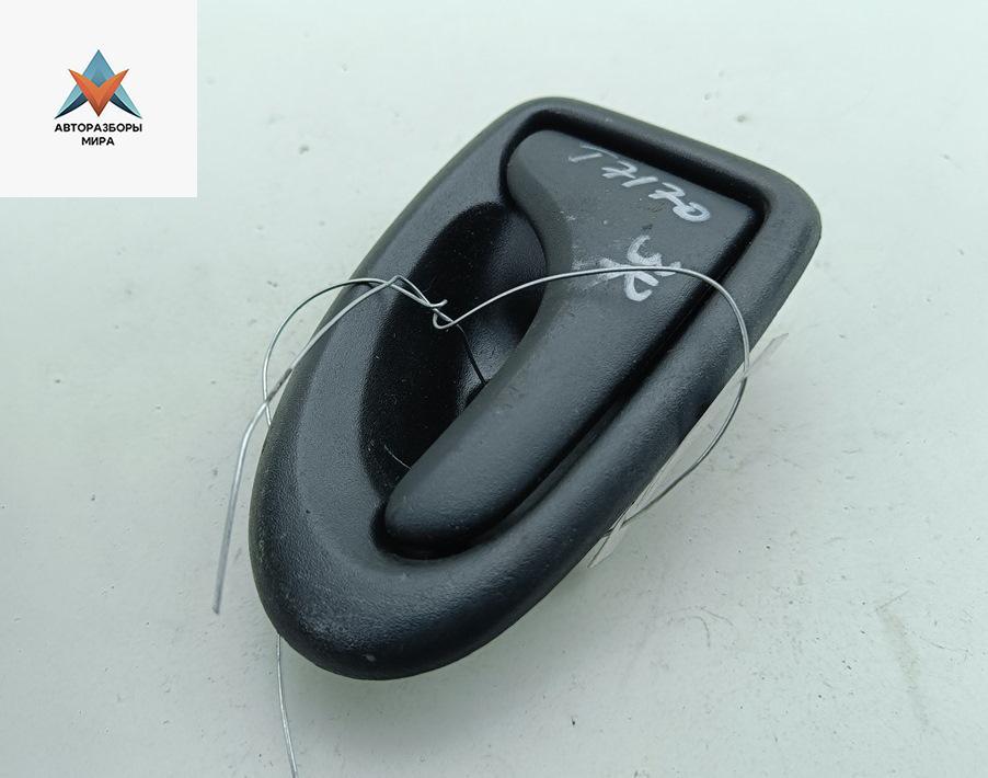 ручка внутренняя задняя правая Renault Megane 1 поколение 1996, 1.6 л., бензин, МКПП, красный, хетчбэк 5 дв., 7700830079 - фото №1