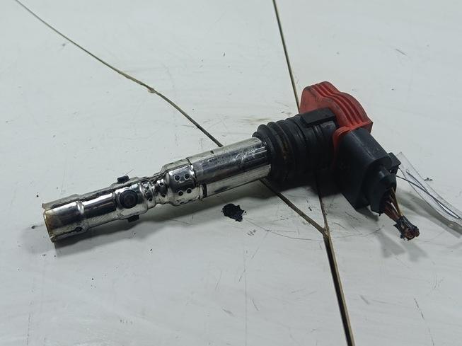 катушка зажигания Audi A4 B6 2001, 2.0 л., бензин, МКПП, серый, седан