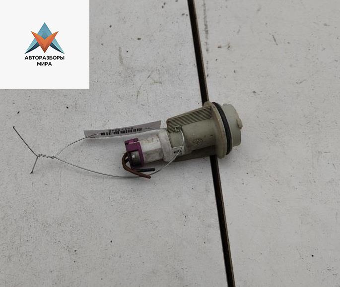 Патрон лампы указателя поворота Volkswagen Passat B5 1998, 1.6 л., бензин, МКПП, синий, универсал, 3B0953123B - фото №1