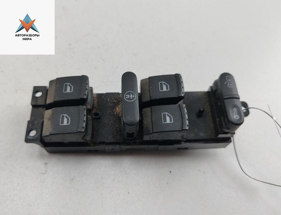 блок управления стеклоподъемниками Volkswagen Bora 1 поколение 2000, 1.6 л., бензин, МКПП, красный, седан, 1J4959857B - фото №1