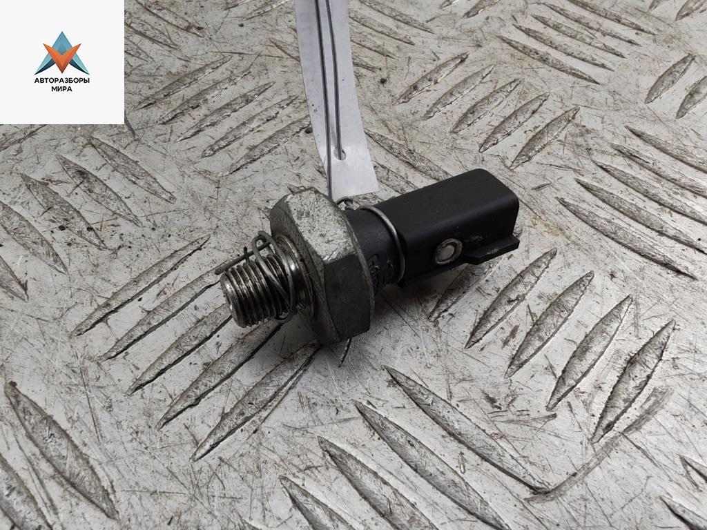 датчик давления масла Volkswagen Passat B6 2008, 1.8 л., бензин, МКПП, синий, универсал, 06A919081F - фото №1