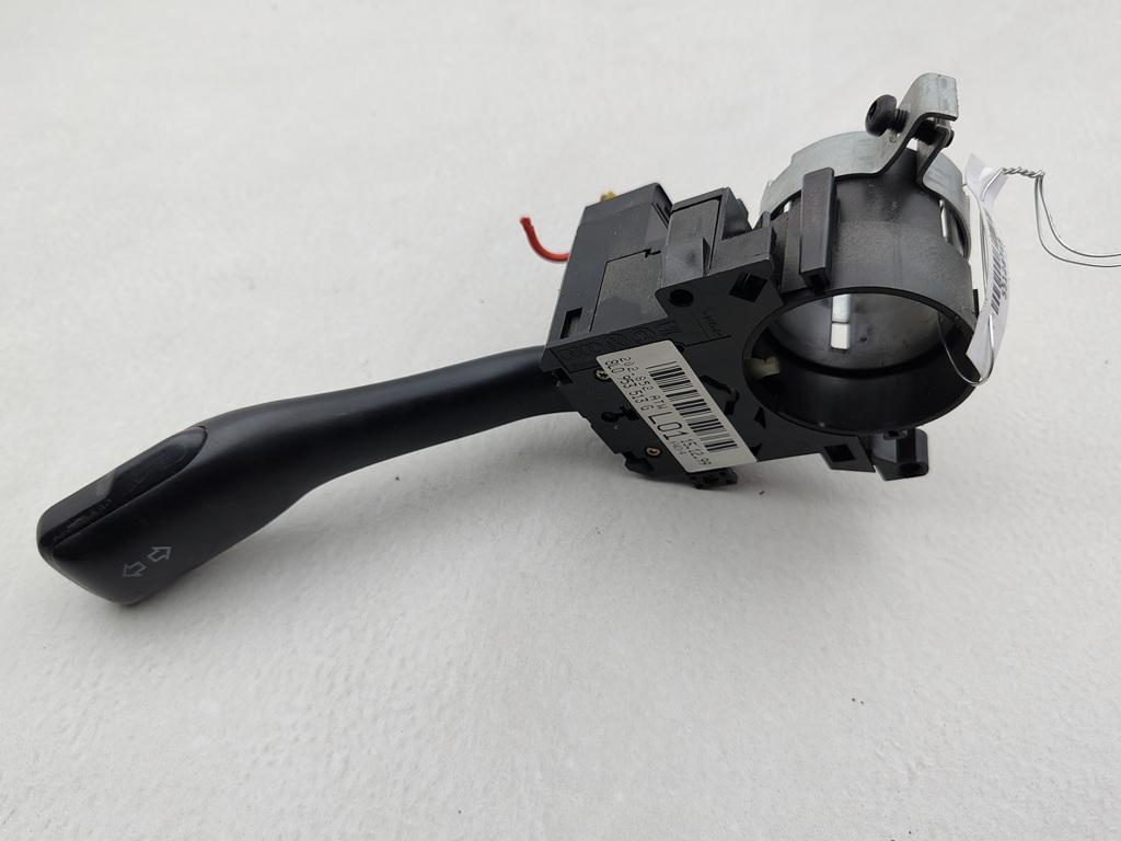 переключатель поворотов Audi A6 4B/C5 1999, 2.4 л., бензин, АКПП, чёрный, универсал, 8L0953513G - фото №1