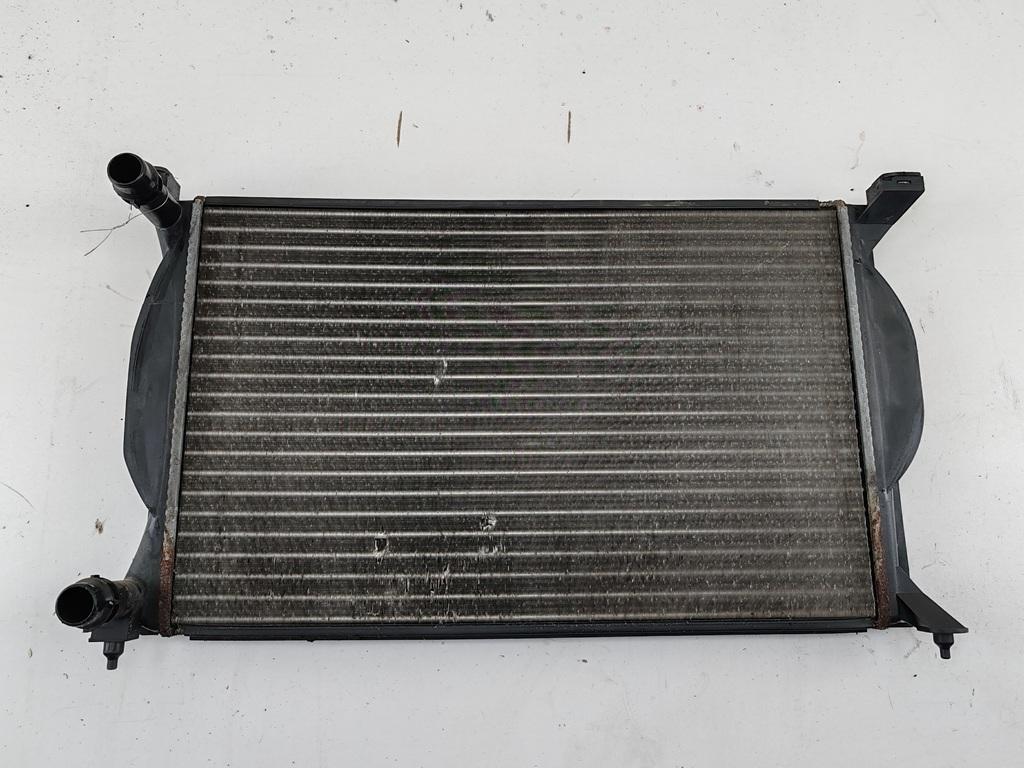 радиатор охлаждения Audi A4 B6 2001, 2.0 л., бензин, МКПП, серый, седан, 8E0121251 - фото №1